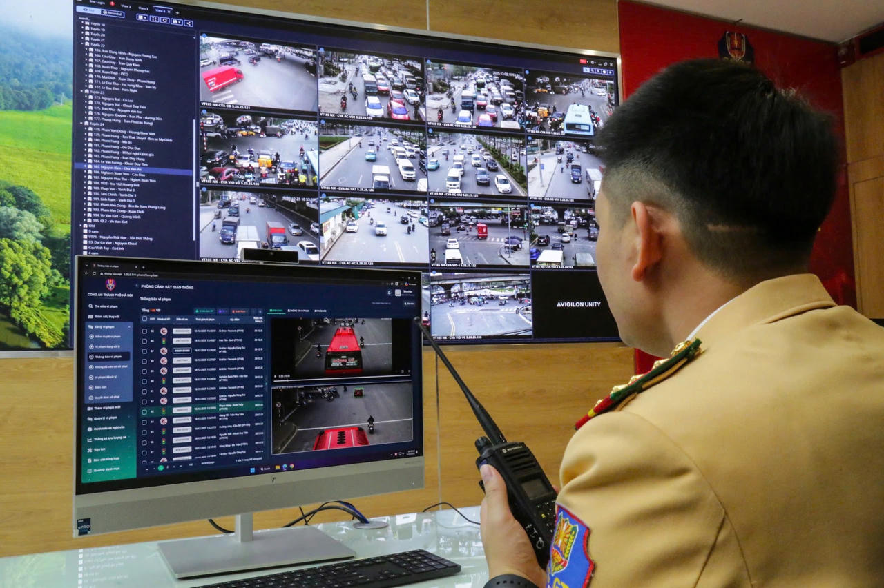 CSGT ứng trực tại Trung tâm điều khiển giao thông.