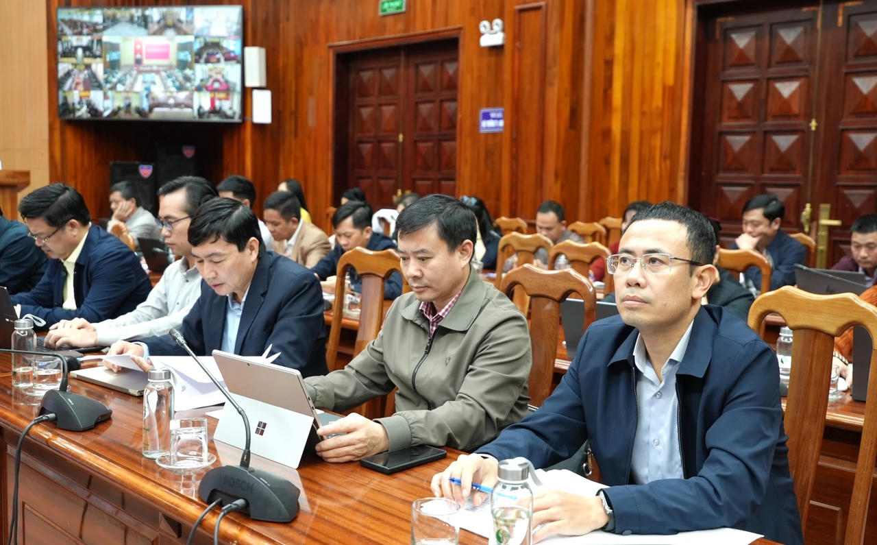 Các đại biểu dự phiên họp.