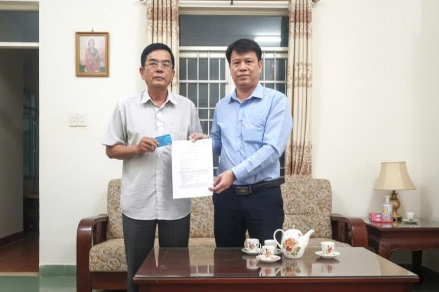 Ông Trần Văn Kính – Giám đốc BHXH cơ sở Cai Lậy (bìa phải).&nbsp;Ảnh: Cẩm Hằng