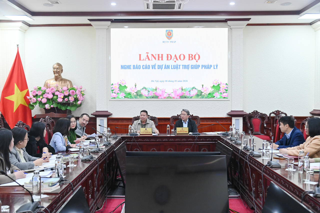 Bộ trưởng Nguyễn Hải Ninh nghe báo cáo về một số dự án luật