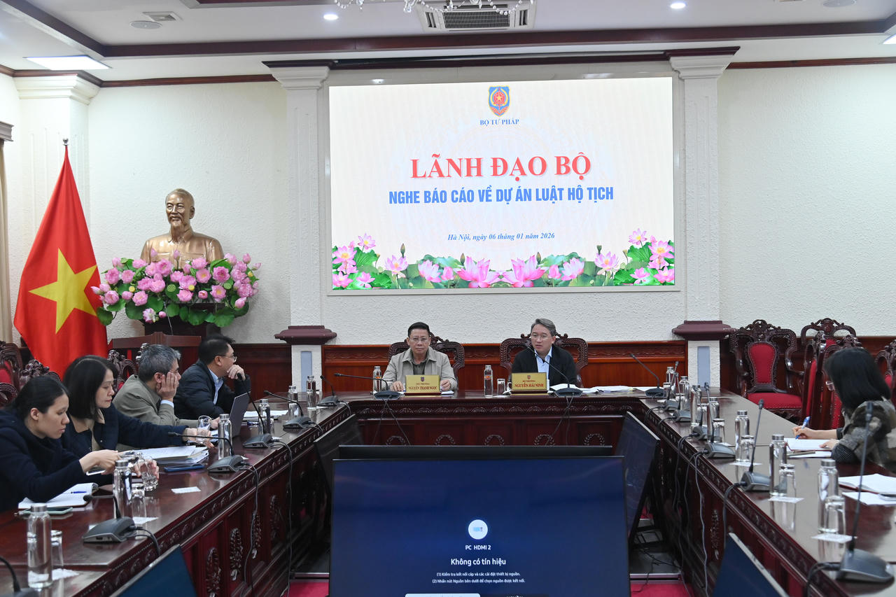 Bộ trưởng Nguyễn Hải Ninh, Thứ trưởng Nguyễn Thanh Ngọc nghe báo cáo về dự án Luật Hộ tịch.