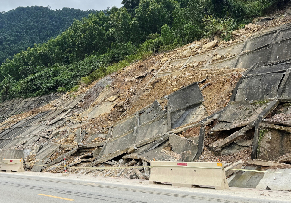 Tiếp tục hạn chế nhiều loại xe đi vào cao tốc La Sơn - Hòa Liên 