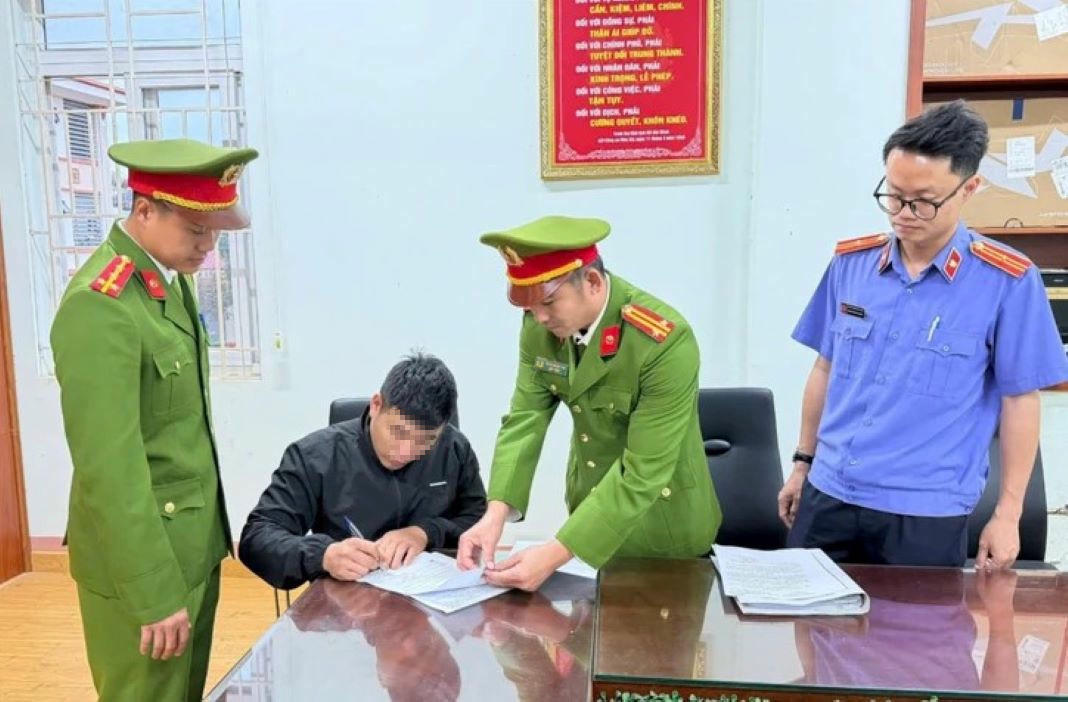 Khởi tố đối tượng dùng đũa tấn công tài xế taxi