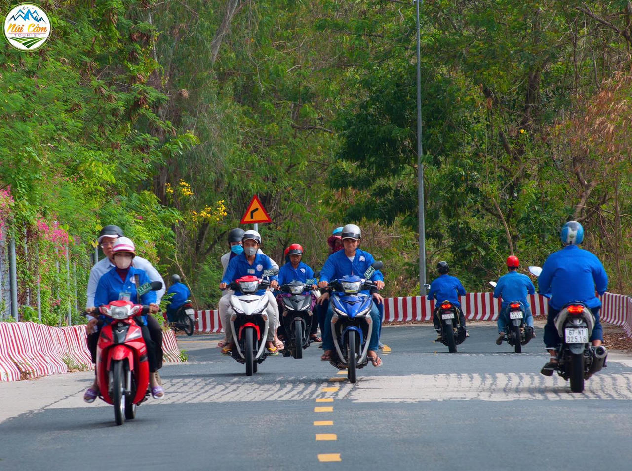 Nhiều cá nhân hành nghề xe ôm ở Núi Cấm lo lắng khi quyền lợi bị ảnh hưởng. (Nguồn: Núi Cấm tourist)