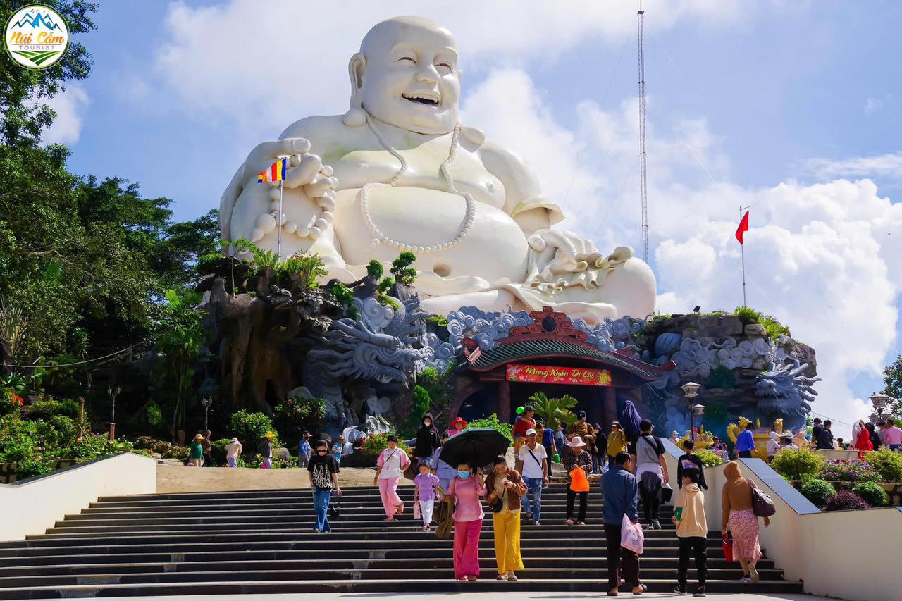 Khu du lịch Núi Cấm (xã Núi Cấm, tỉnh An Giang) là điểm du lịch tâm linh nổi tiếng thu hút đông đảo du khách trong và ngoài nước. (Nguồn: Núi Cấm tourist)