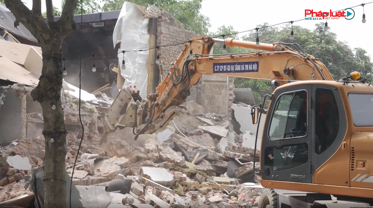 Sáng ngày 16/5/2024, UBND huyện Đông Anh (khi đó) đã tiến hành cưỡng chế, buộc thực hiện biện pháp khắc phục hậu quả đối với 21 hộ dân kinh doanh dịch vụ tại khu ki-ốt thuộc thôn Đìa, xã Nam Hồng (cũ) nay là xã Phúc Thịnh, TP.Hà Nội.