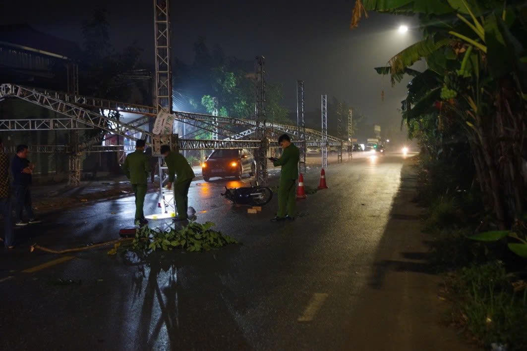 Cơ quan công an khám nghiệm hiện trường ( Ảnh: công an tỉnh Phú Thọ)