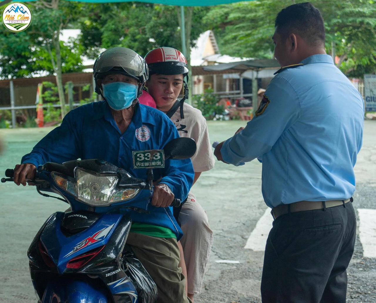 Từ trước đến nay, các cá nhân hành nghề trong nghiệp đoàn xe ôm Núi Cấm được quản lý và điều hành chặt chẽ. (Nguồn: Núi Cấm tourist)