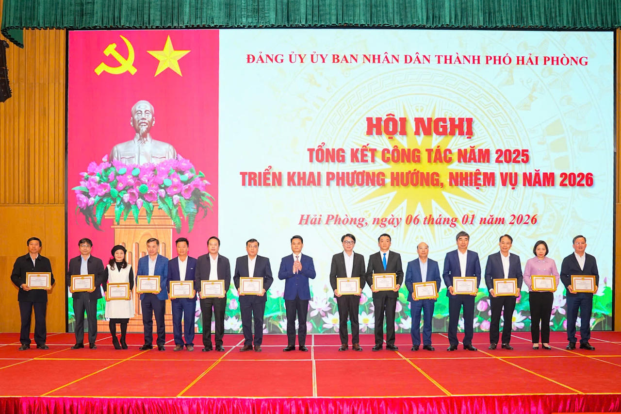 Chủ tịch UBND TP Lê Ngọc Châu trao Giấy khen cho các tổ chức Đảng&nbsp;hoàn thành xuất sắc nhiệm vụ năm 2025.