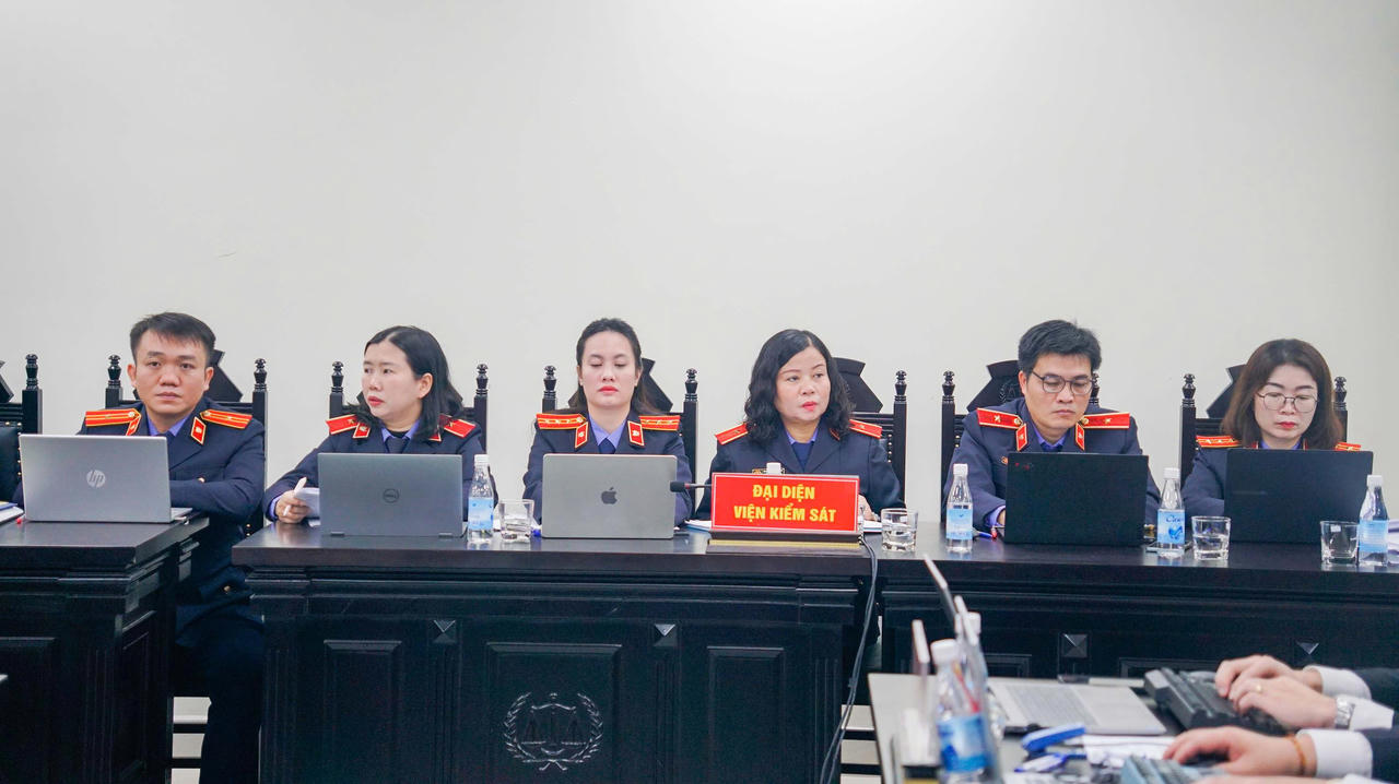 Đại diện VKS tại tòa.