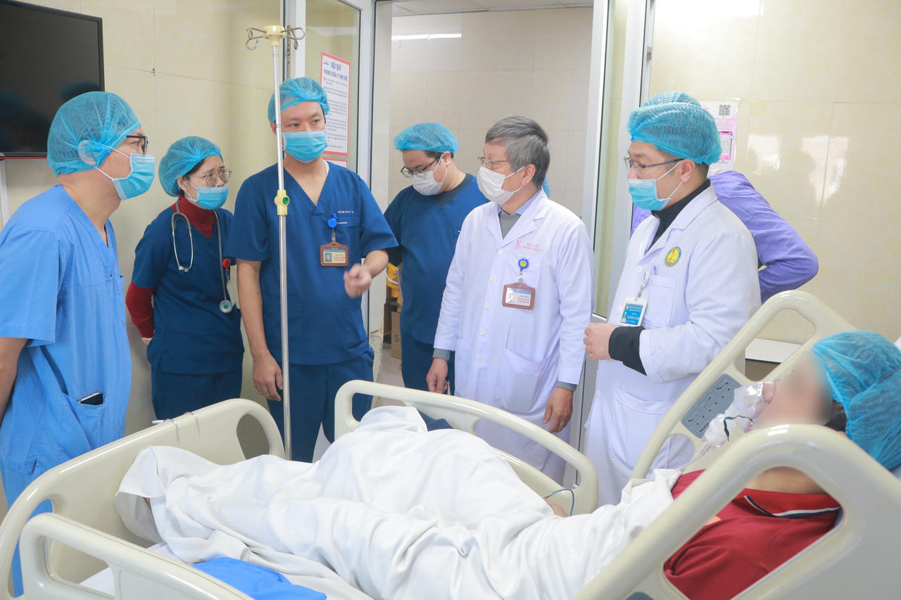 Bộ Y tế yêu cầu tập trung điều trị tốt nhất cho 15 nạn nhân trong vụ cháy ở Trần Cung