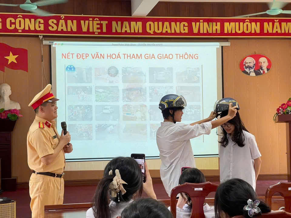 Các buổi tuyên truyền của Thiếu tá Nguyễn Hồng Chiến không chỉ là nơi truyền đạt kiến thức mà còn là không gian để các em học sinh bày tỏ quan điểm, đặt câu hỏi và cùng nhau tìm ra giải pháp cho các tình huống giao thông thường gặp.