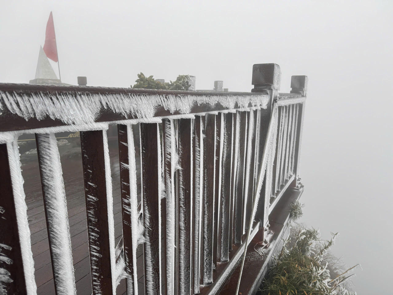 Băng giá xuất hiện chủ yếu tại khu vực đỉnh Fansipan và lan xuống các sườn núi ở độ cao khoảng 2.700m, cường độ giảm dần theo độ cao.