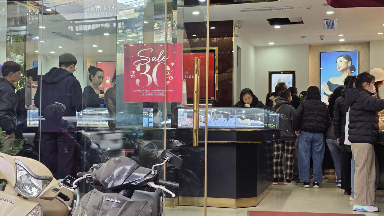 Nhiều khách hàng trẻ tuổi xếp hàng mua vàng tại số 16 Trần Duy Hưng, TP Hà Nội (ảnh Nguyễn Tuấn)