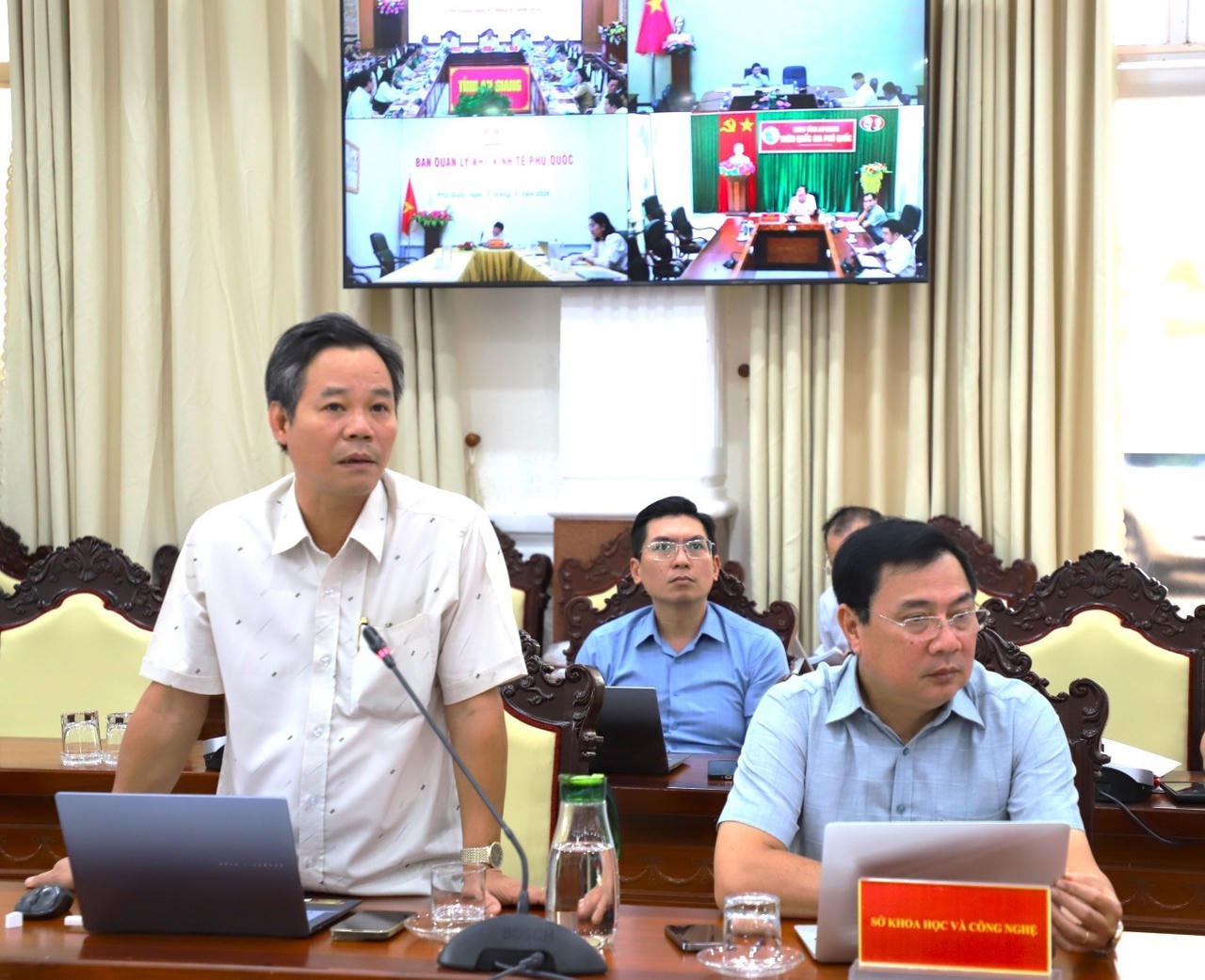 Tại cuộc họp, Phó Giám đốc Sở Khoa học và Công nghệ tỉnh An Giang Nguyễn Xuân Kiệm báo cáo triển khai thực hiện dự án được giao.