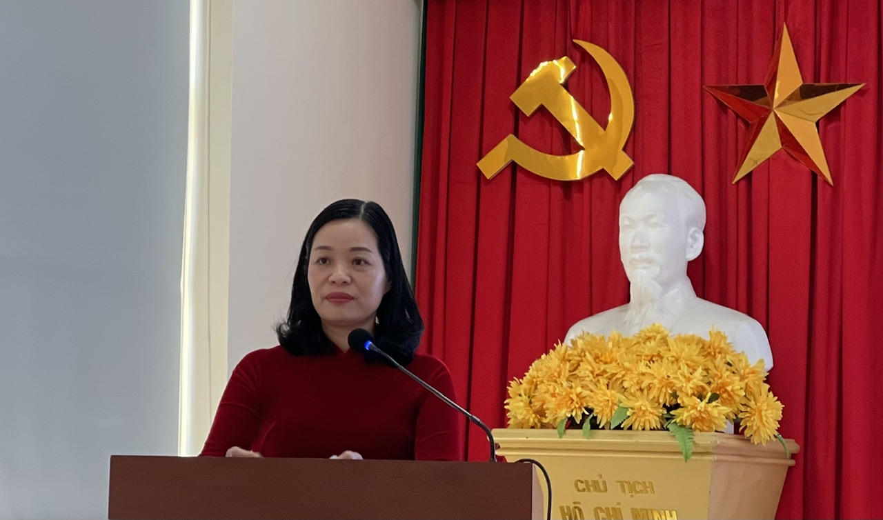 Bà Ngô Thị Vân – Trưởng Thống kê tỉnh Quảng Ninh thông tin tại hội nghị.