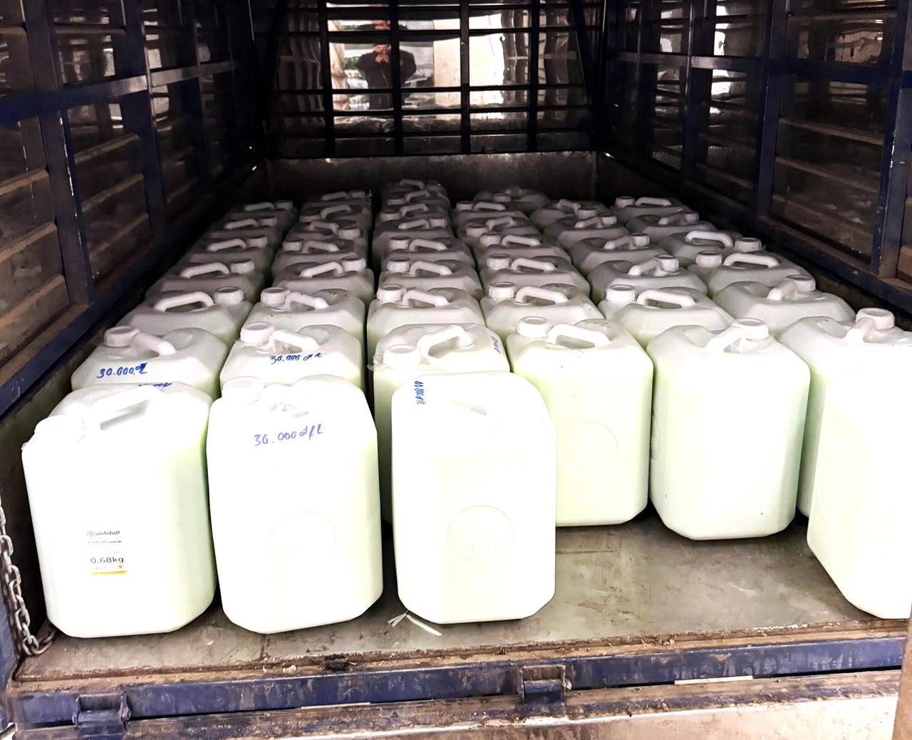 Các can đựng rượu bị thu giữ