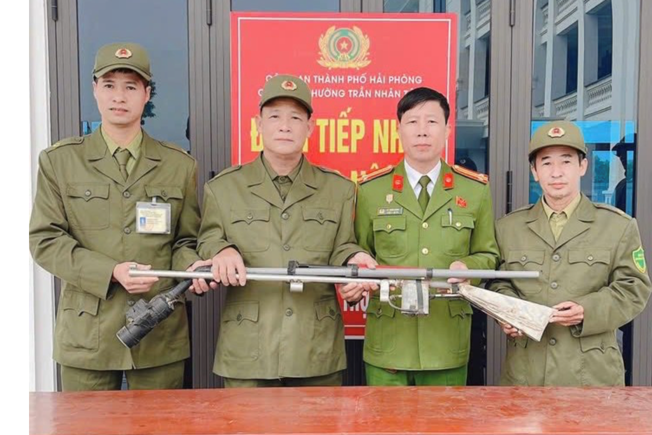 Công an phường Trần Nhân Tông tiếp nhận súng tự chế do người dân tự nguyện giao nộp.