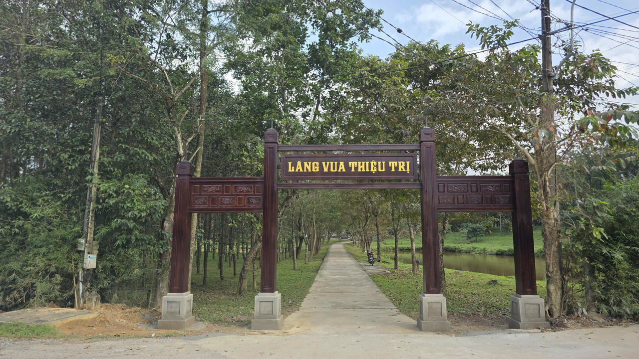 Cổng vào lăng vua Thiệu Trị, được xây dựng dạng tam quan bề thế với chiều rộng khoảng 7 m, trụ biểu cao tới 4,6 m, tuy nhiên&nbsp;không có trong bất kỳ hồ sơ dự án nào được phê duyệt trước đó