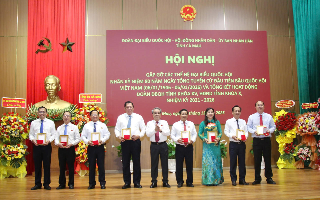 Ông Dương Thanh Bình - Ủy viên BCH TW Đảng, Ủy viên Ủy ban Thường vụ Quốc hội, Chủ nhiệm Ủy ban Dân nguyện và Giám sát của Quốc hội, trao tặng Kỷ niệm chương “Vì sự nghiệp Quốc hội Việt Nam” cho các cá nhân có nhiều đóng góp trong quá trình xây dựng và phát triển Quốc hội Việt Nam.