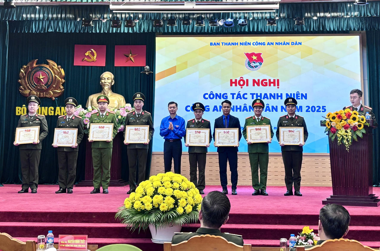 Đồng chí Nguyễn Minh Triết trao Bằng khen của Trung ương đoàn TNCS HCM cho các tập thể xuất sắc. (Ảnh: H.G)