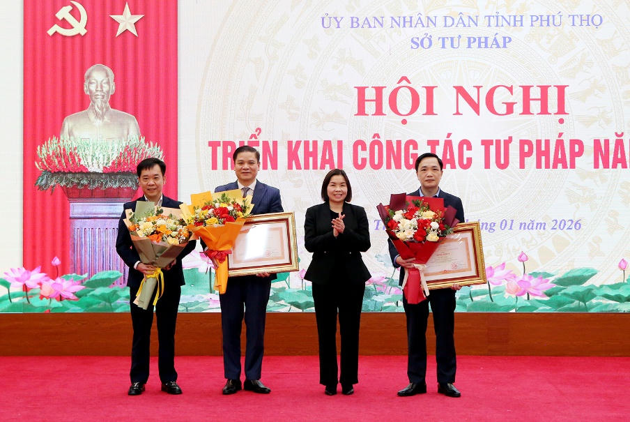 Phó Chủ tịch UBND tỉnh Phùng Thị Kim Nga trao Bằng khen của Thủ tướng Chính phủ và biểu trưng công nhận điển hình tiên tiến ngành Tư pháp giai đoạn 2020 - 2025 của Bộ trưởng Bộ Tư pháp cho các cá nhân có thành tích trong quá trình công tác. Ảnh: phutho.gov.vn