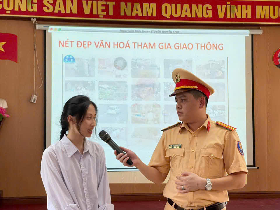 Không dừng lại ở việc xây dựng bài giảng hay, dễ nhớ, dễ hiểu, Thiếu tá Chiến đã chủ động phối hợp với các trường học, Đoàn thanh niên, Hội phụ nữ tại địa phương để tổ chức các buổi ngoại khóa, hội thi, sân khấu hóa về an toàn giao thông.