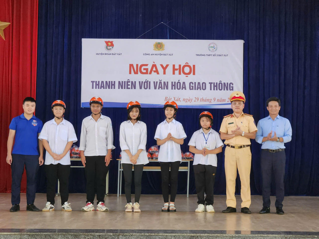 Thiếu tá Nguyễn Hồng Chiến trong buổi tuyên truyền tại Bát Xát.