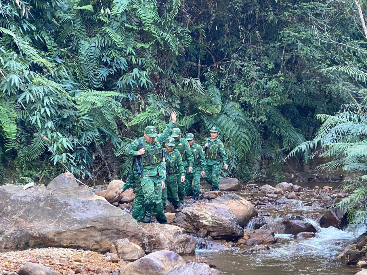 Lội nước giữa trời rét, chân bộ đội lạnh cóng, giầy tất sũng nước
