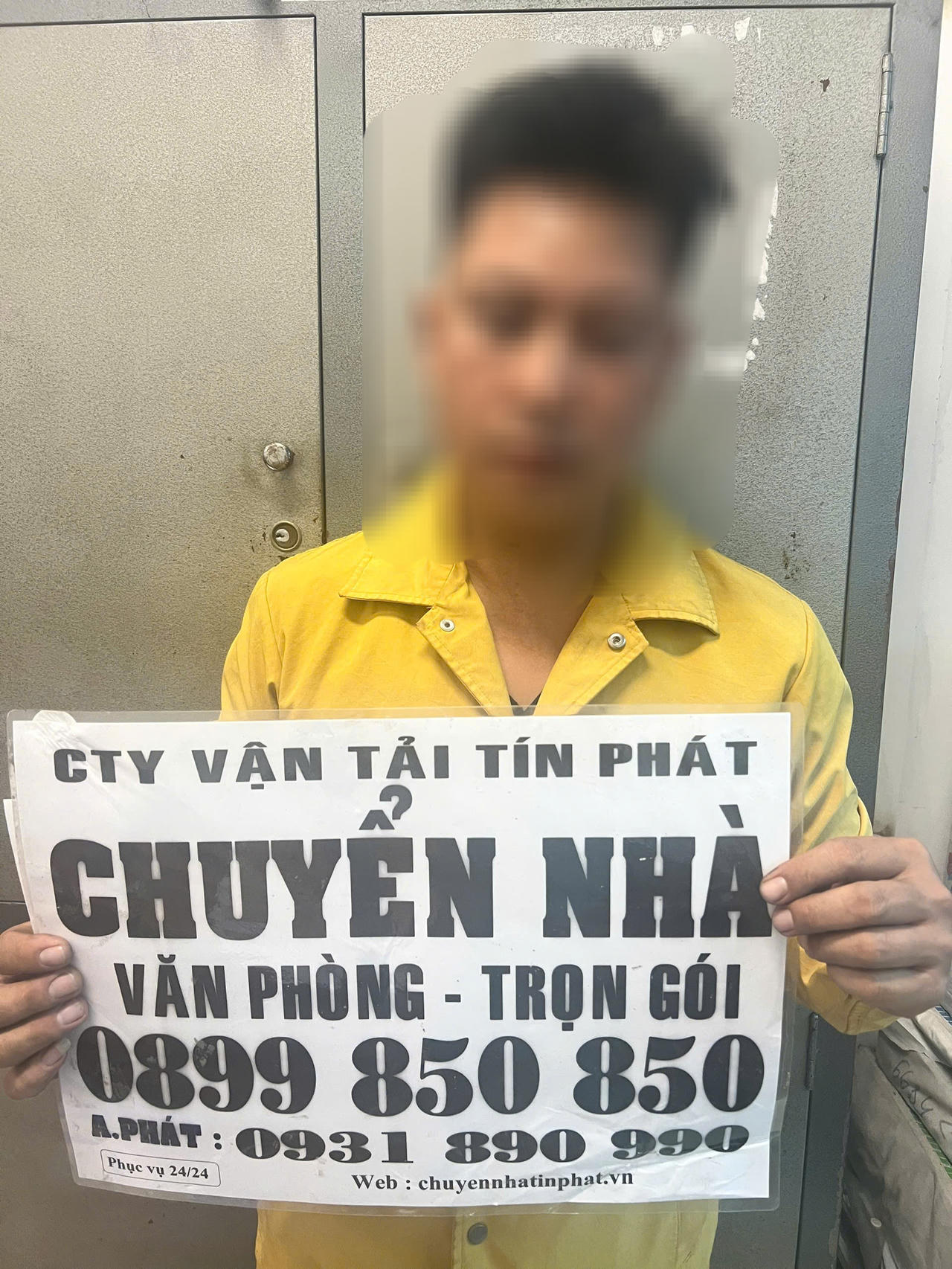 Công an TP HCM ra quân xử lý nghiêm việc dán quảng cáo trái phép