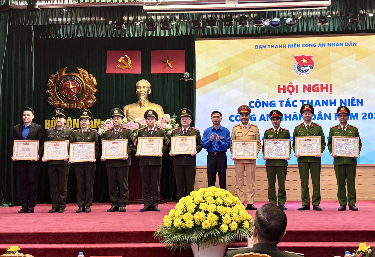 Đồng chí Nguyễn Minh Triết trao Bằng khen hội Liên hiệp thanh niên Việt Nam cho các tập thể xuất sắc. (Ảnh: H.G)