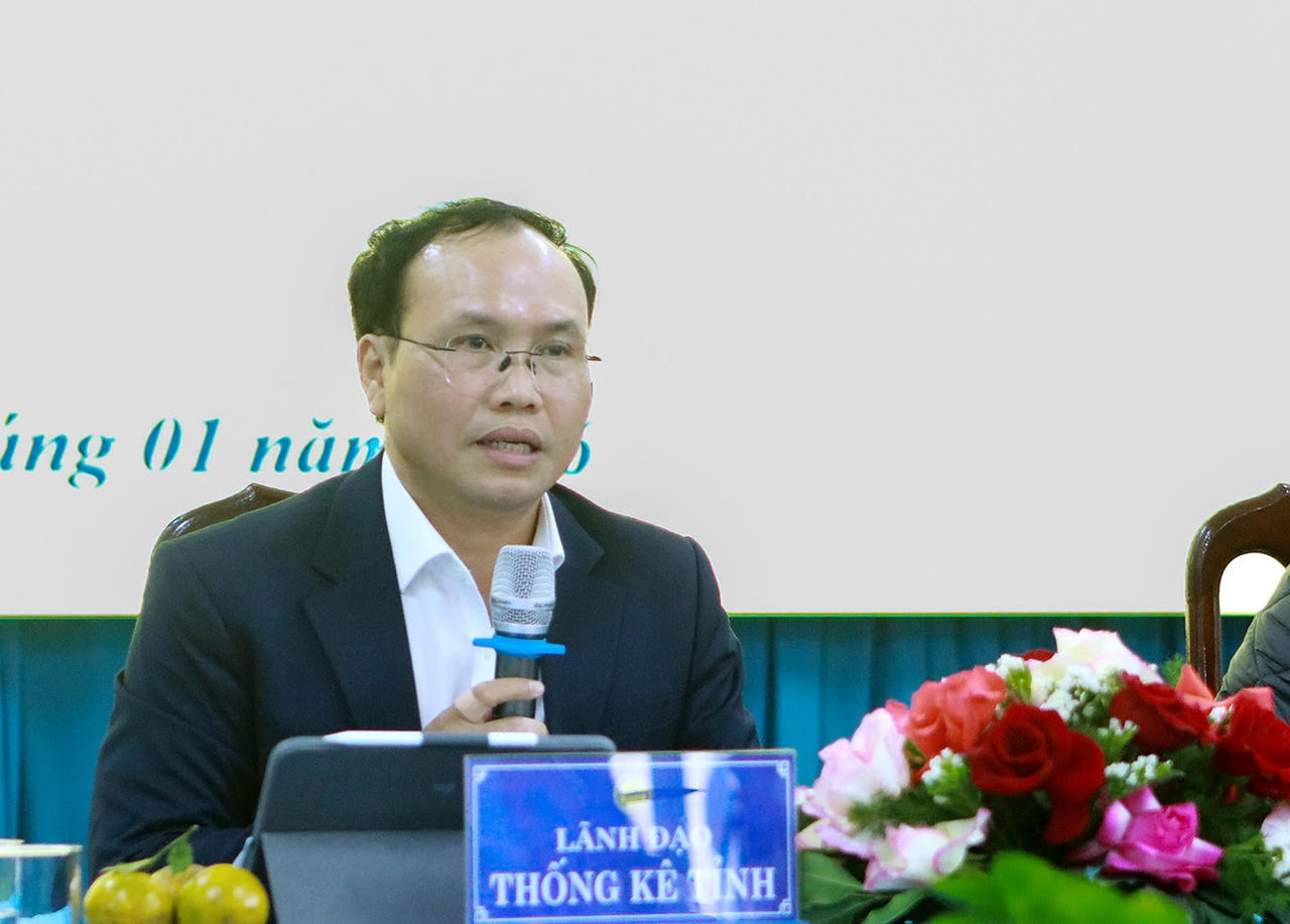 Ông Hồ Ngọc Quang - Trưởng Thống kê tỉnh Đắk Lắk trao đổi tại họp báo. (Ảnh: daklak.gov.vn)