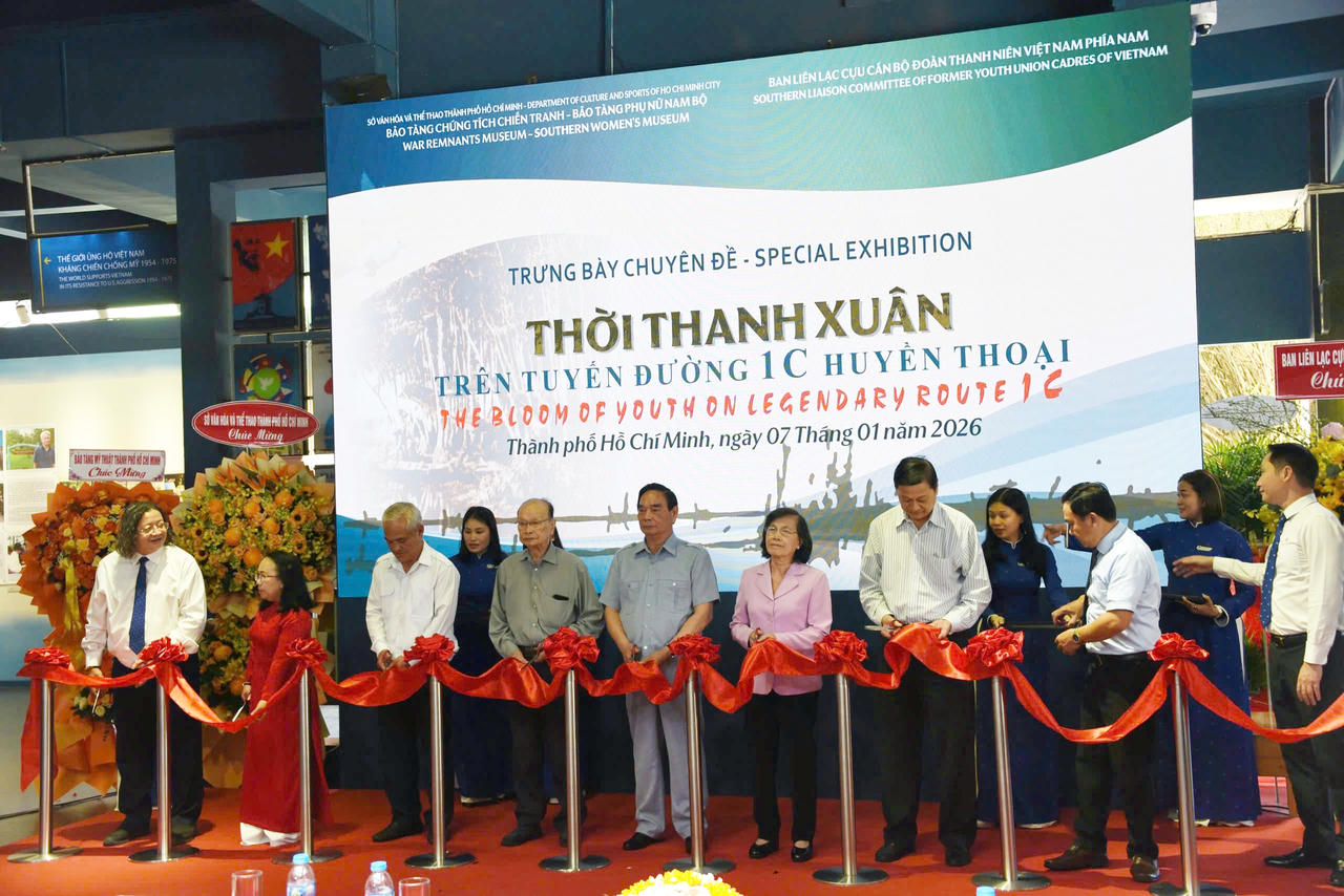 Các đại biểu cắt băng khai mạc trưng bày chuyên đề.