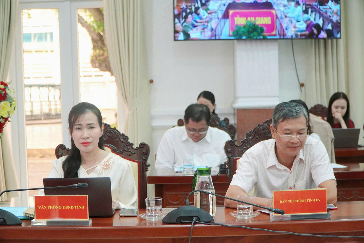 Đại biểu tham dự Hội nghị.