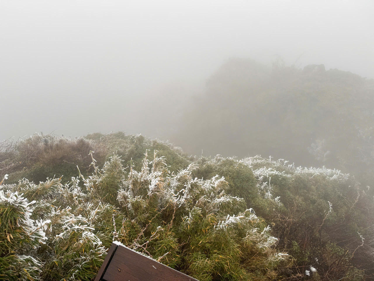 Nhiệt độ xuống âm 3 độ, băng tuyết phủ trắng Fansipan