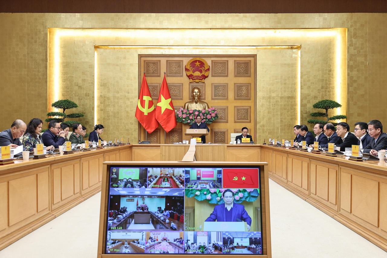 Thủ tướng Chính phủ đề nghị hỗ trợ 34.759 hộ ở 8 tỉnh, thành phố miền Trung có nhà phải sửa chữa mỗi hộ 5 triệu đồng và hỗ trợ gần 5.000 hộ có nhà bị sập, cuốn trôi phải xây mới trên toàn quốc từ đầu năm đến nay, mỗi hộ 10 triệu đồng - Ảnh: VGP/Nhật Bắc