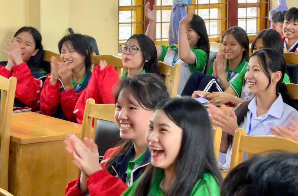 Những nụ cười hồn nhiên, những cái gật đầu thấu hiểu từ các em học sinh chính là phần thưởng lớn nhất cho những nỗ lực không ngừng nghỉ của Thiếu tá Nguyễn Hồng Chiến.