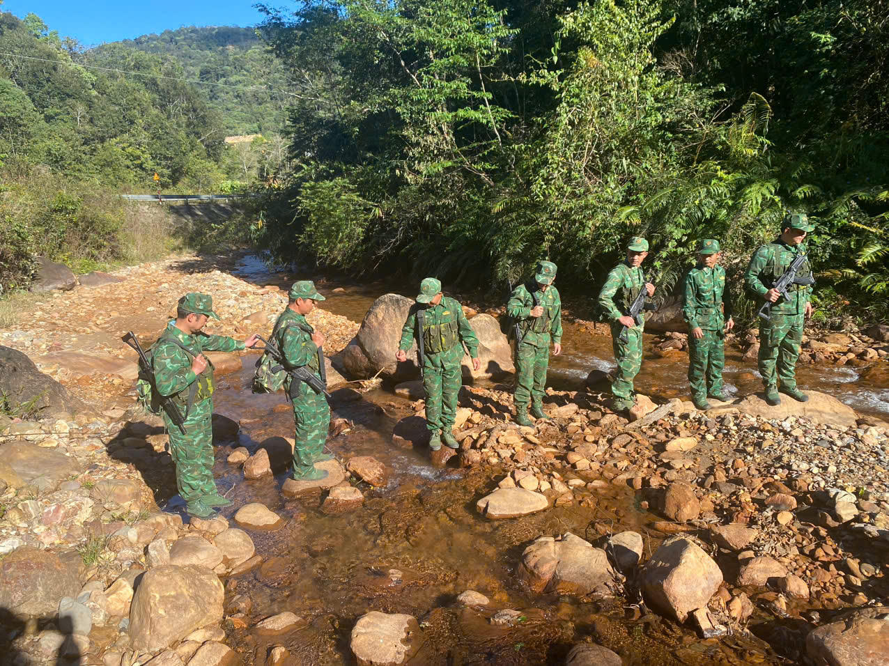 Vượt suối tuần tra đường biên 