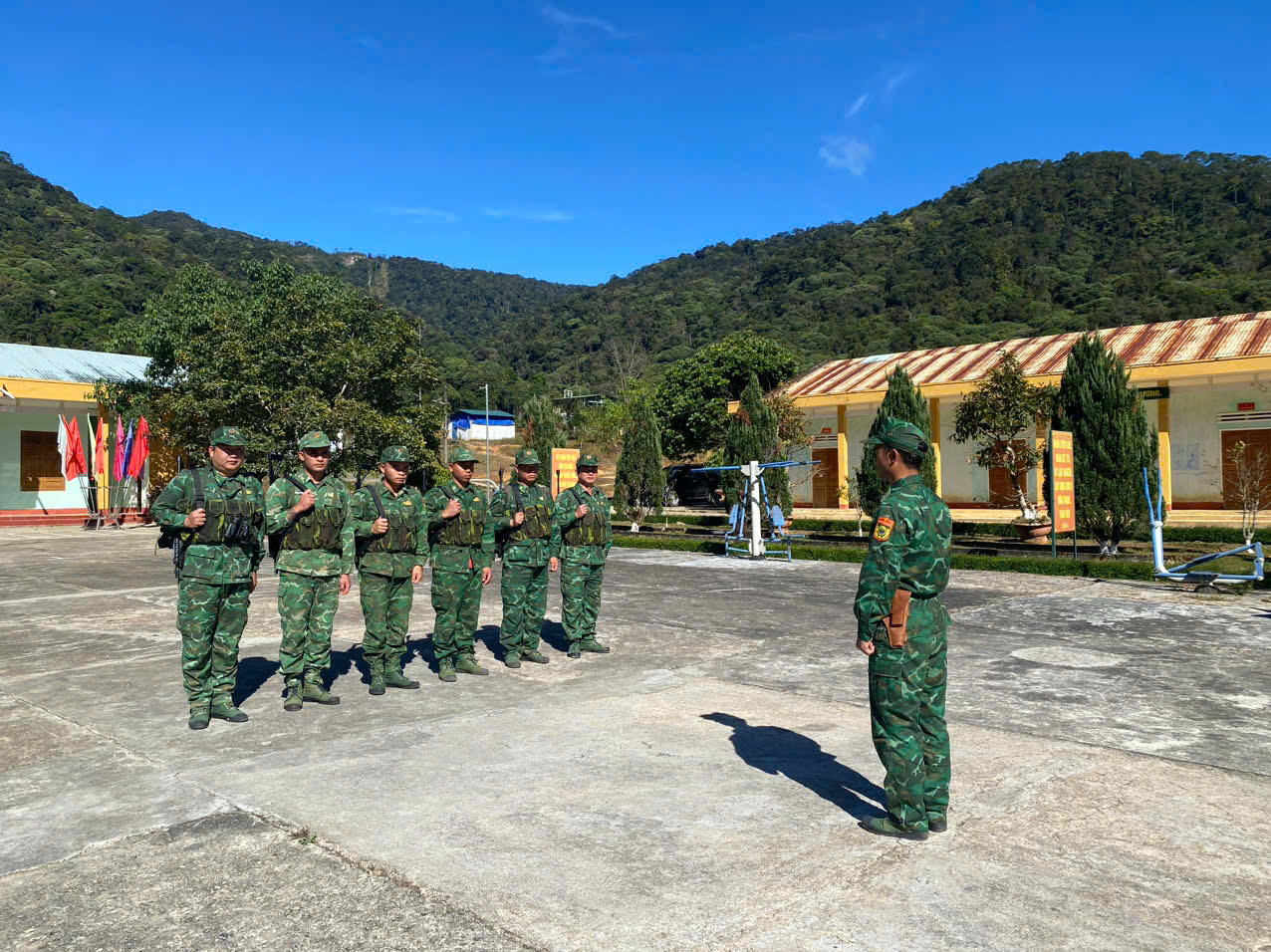 Tổ tuần tra chuẩn bị đi kiểm tra cột mốc, đường biên