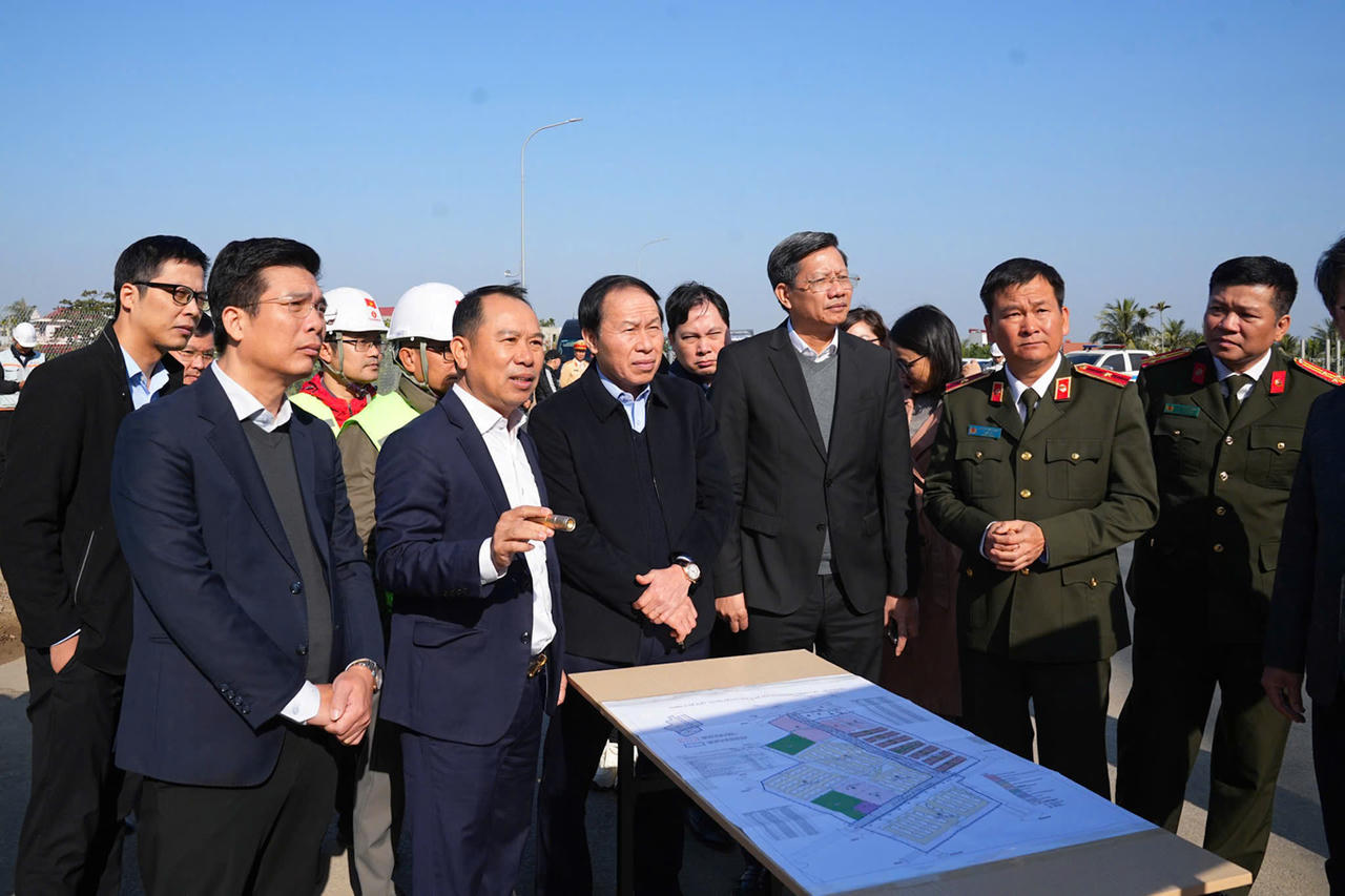 Bí thư Thành ủy Lê Tiến Châu kiểm tra tiến độ xây dựng tại Khu nhà ở xã hội Tràng Cát.