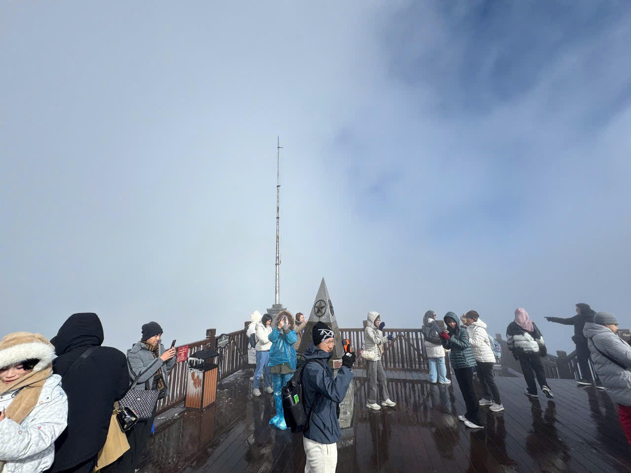 Rất đông du khách di chuyển bằng cáp treo lên khu vực đỉnh Fansipan để quan sát hiện tượng băng giá.