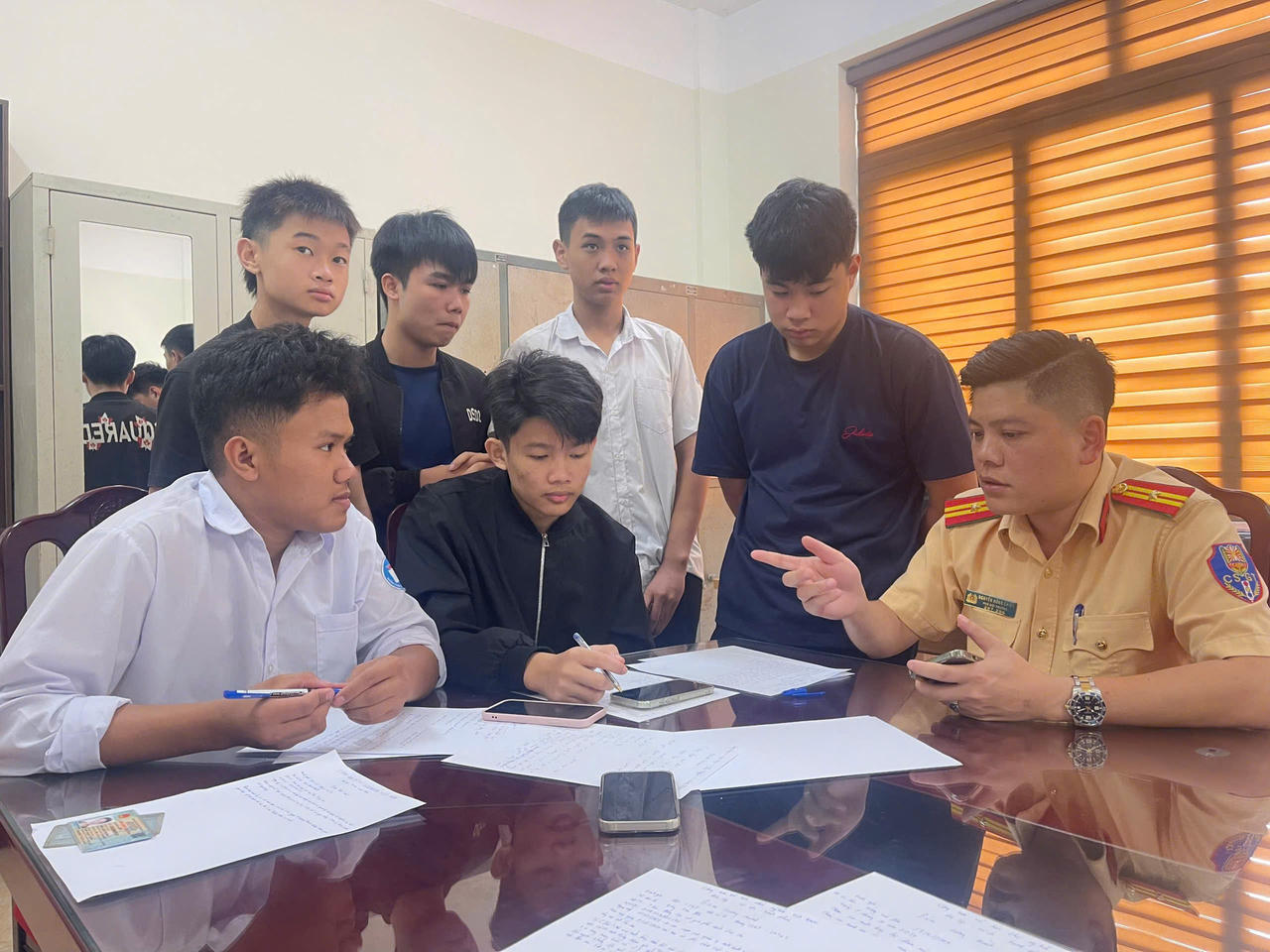 Những buổi tuyên truyền của anh không chỉ là những quy tắc khô khan mà là những buổi học tương tác, có hình ảnh minh họa, trò chơi, và cả những tình huống giả định để các em có thể dễ dàng tiếp thu và ghi nhớ.