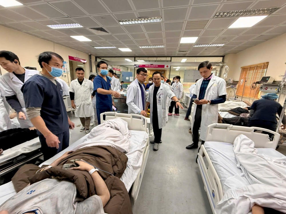 TS.Nguyễn Công Hựu, GĐ Bệnh viện E chỉ đạo công tác cấp cứu nạn nhân (nguồn: BĐT)