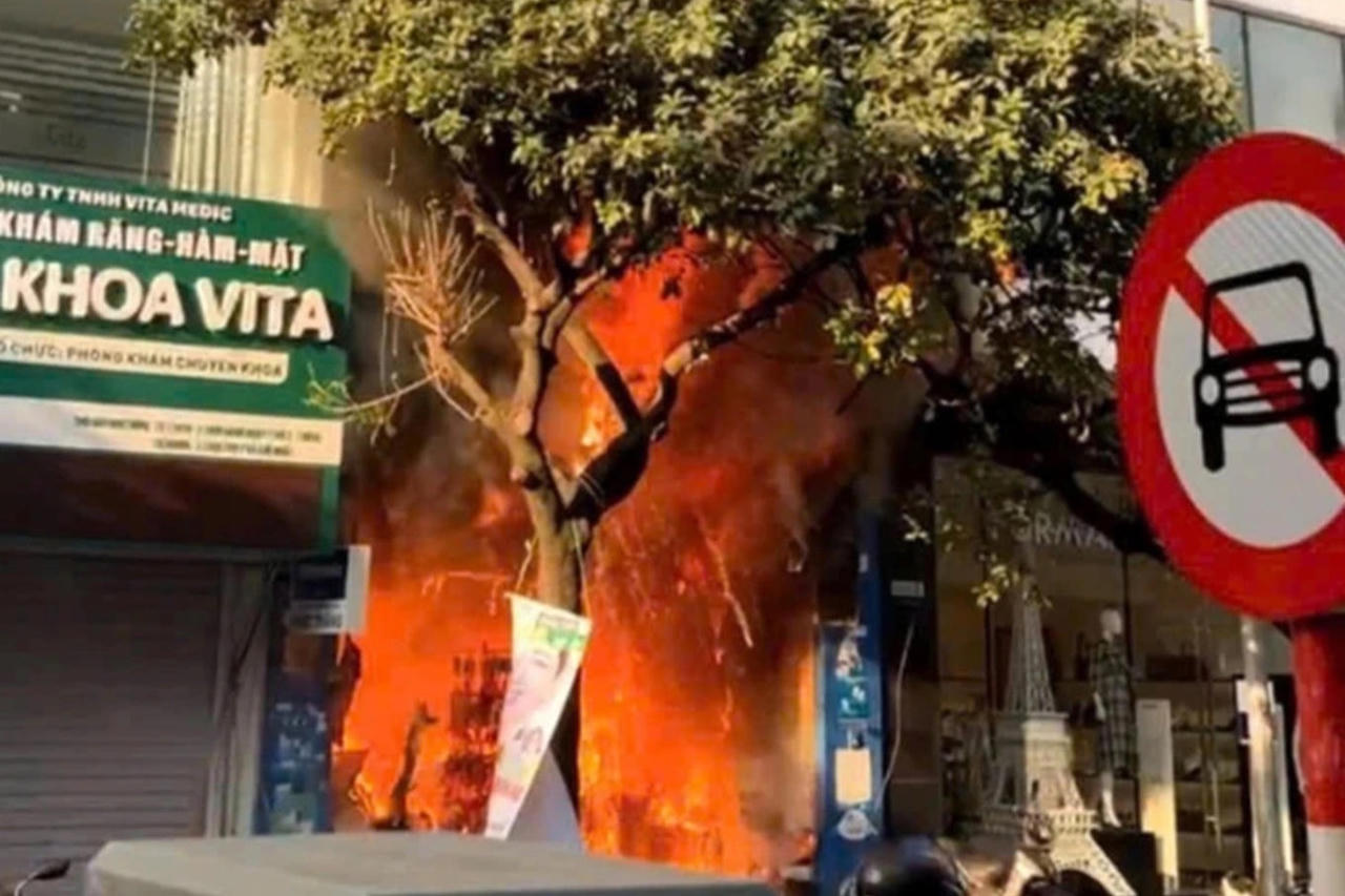 Cháy nhà 7 tầng trên phố Lê Lợi (Hà Nội)