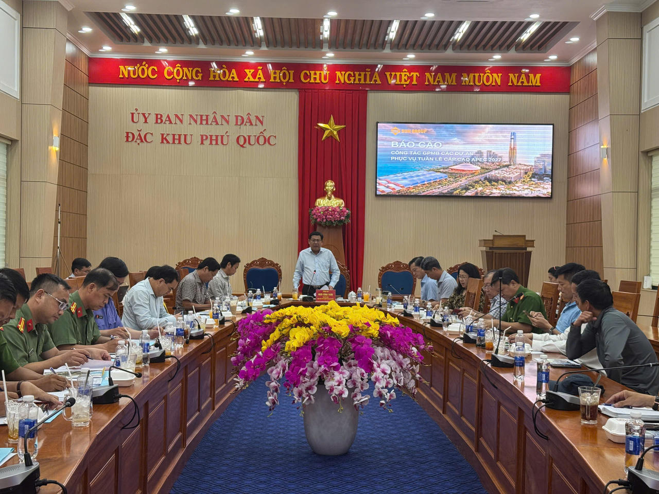 Quang cảnh buổi làm việc.