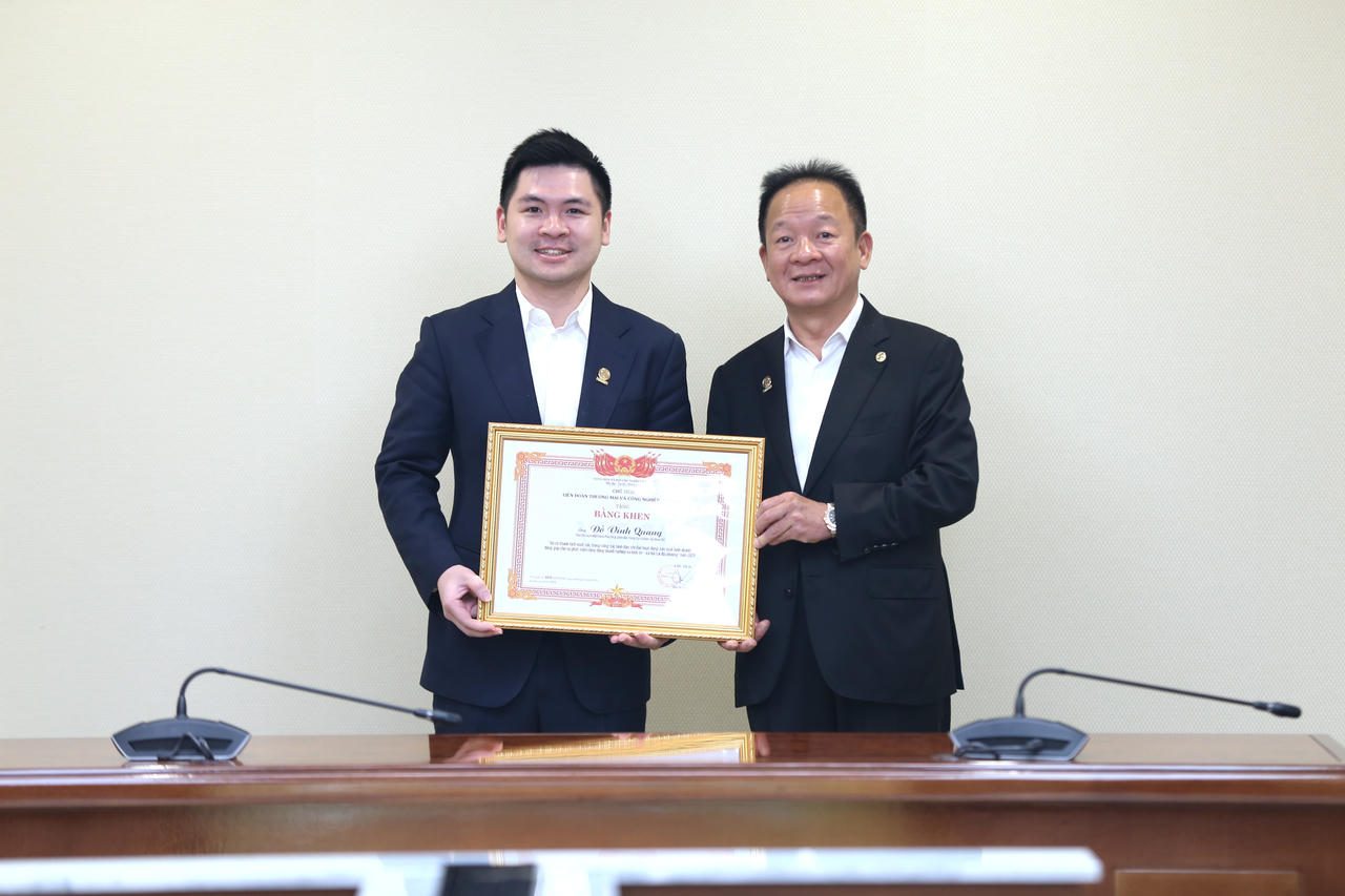 Phó Chủ tịch HĐQT Tập đoàn T&amp;T Group Đỗ Vinh Quang đón nhận Bằng khen của VCCI.