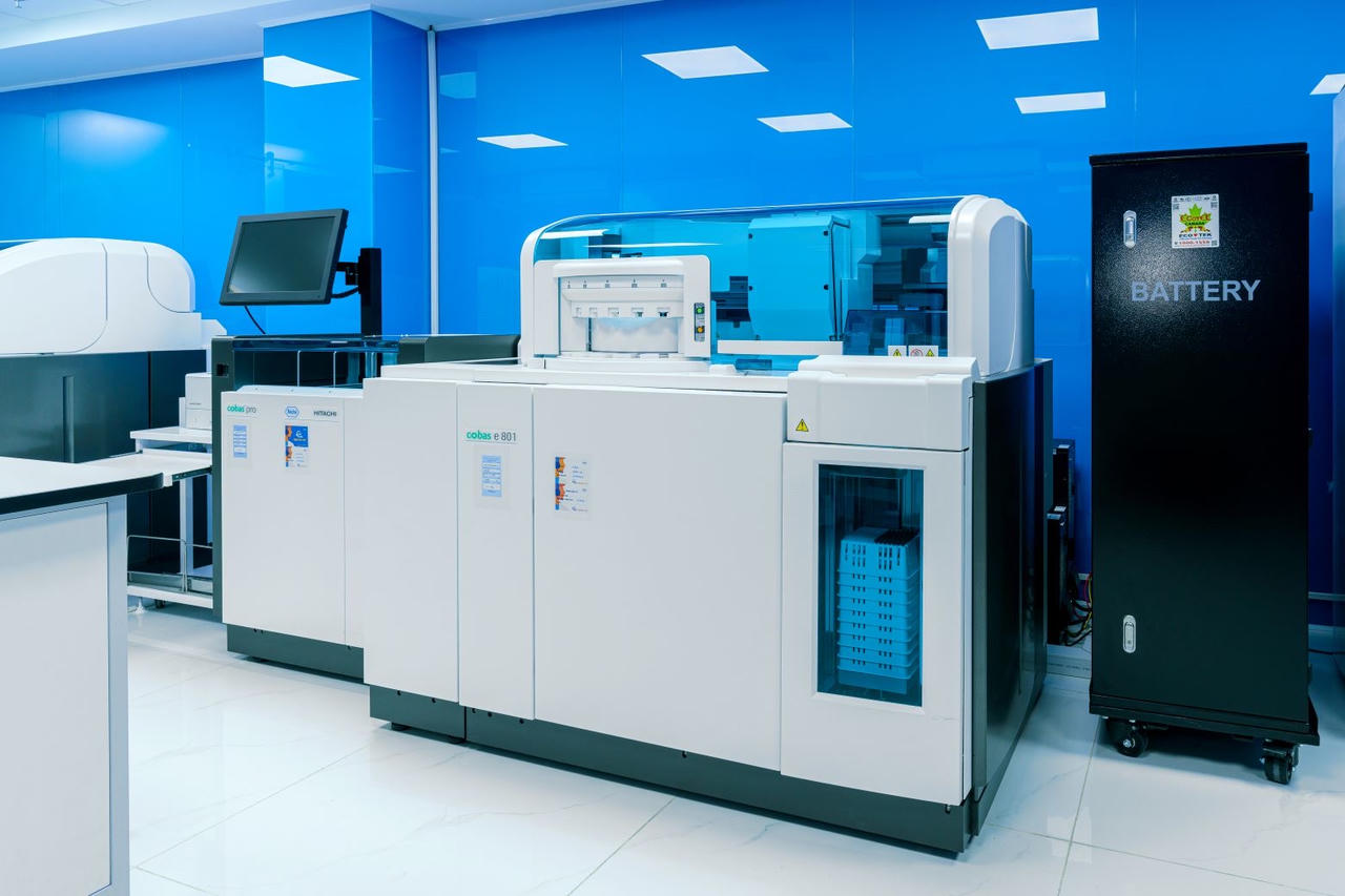 Hệ thống xét nghiệm Cobas Pro Roche Hitachi tự động hóa quy trình, cho kết quả nhanh và chính xác.