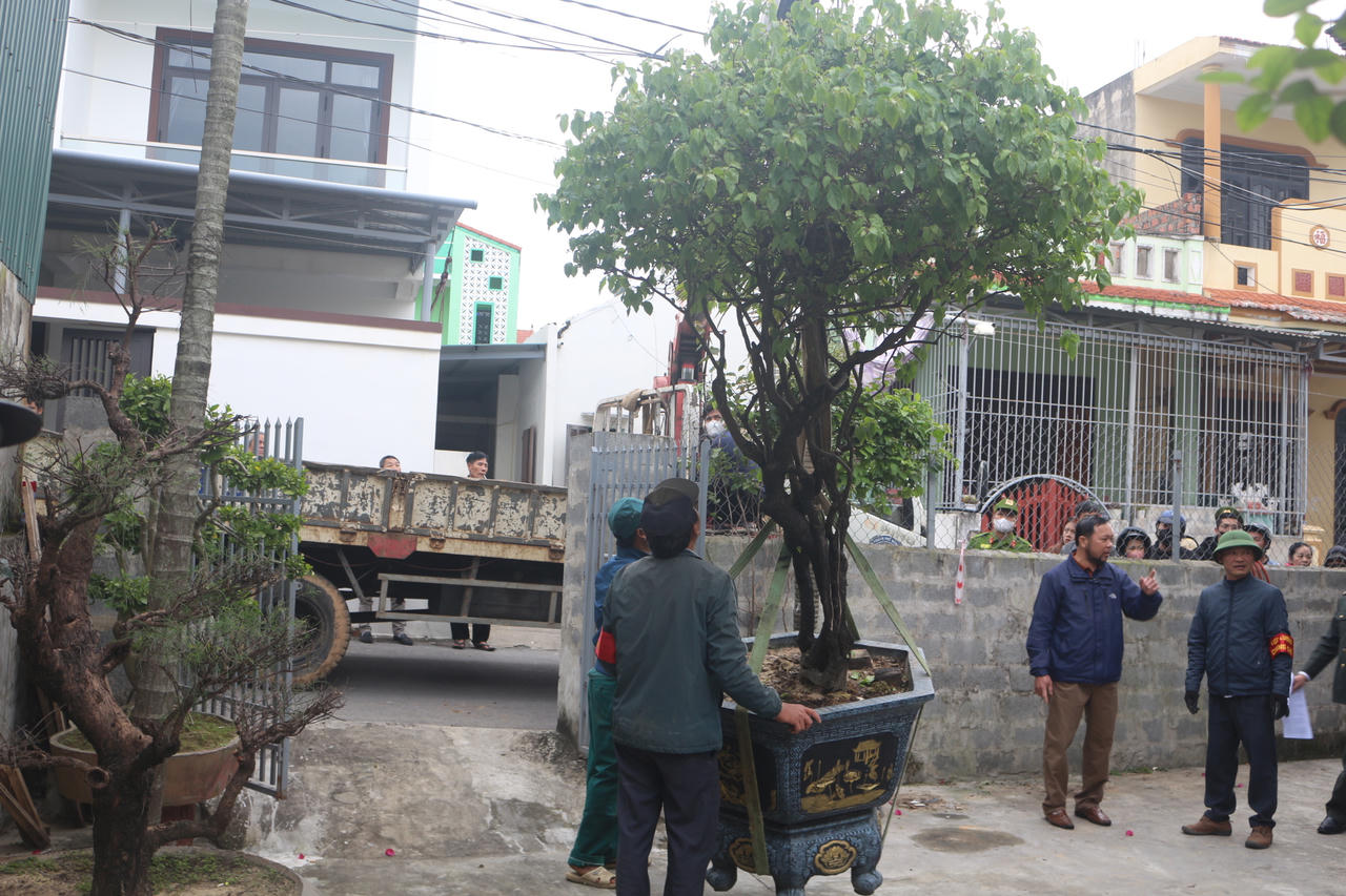 Lực lượng chức năng di dời tài sản để bàn giao đất cho người trúng đấu giá.