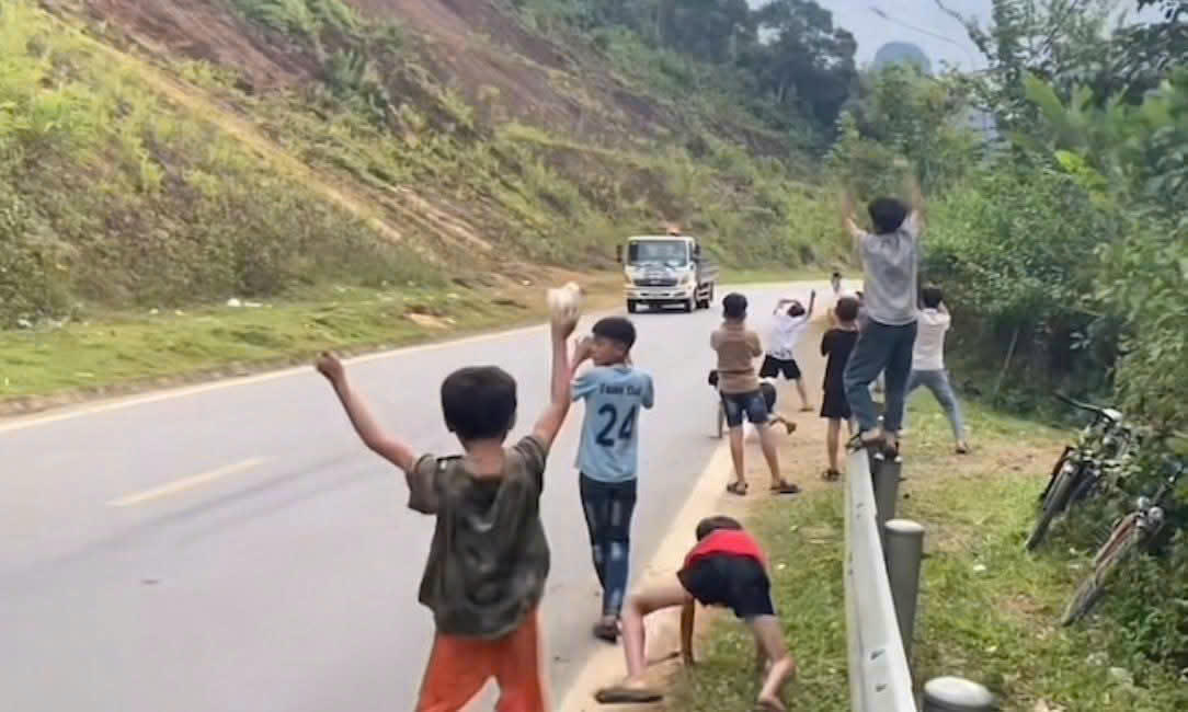 Trên một số tuyến đường ở Quảng Trị, xuất hiện tình trạng trẻ em đứng bên đường vẫy tay chào ô tô.