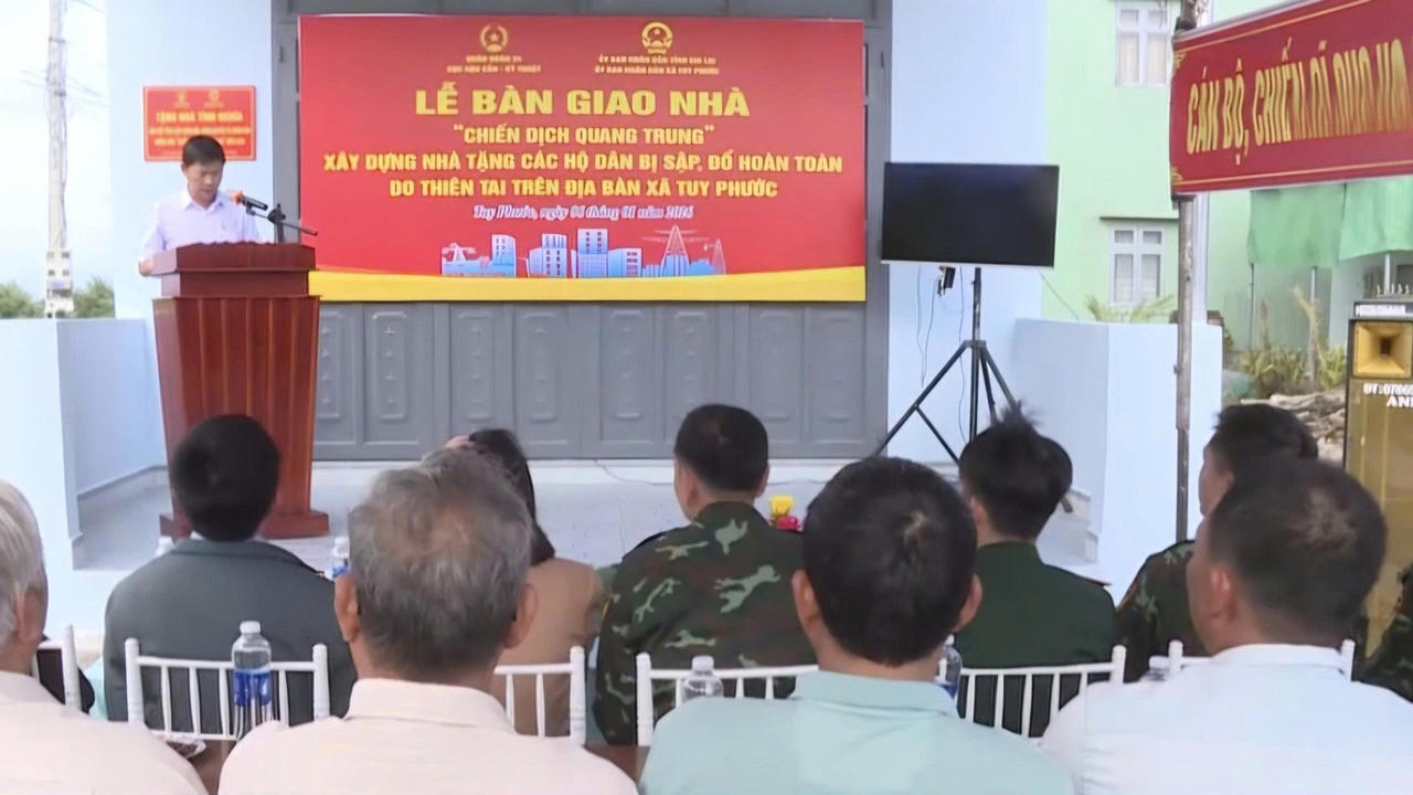 Quang cảnh Lễ bàn giao nhà 'nghĩa tình quân dân' tại xã Tuy Phước. Tính đến nay, xã đã hoàn thành và bàn giao 7/16 ngôi nhà được lực lượng vũ trang hỗ trợ xây dựng.